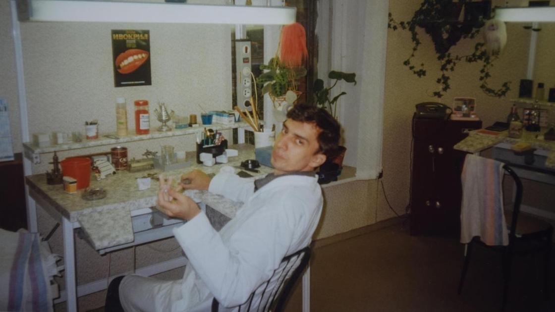 Как воспитание влияет на доход: разбираемся на примере трудоголиков из 1990-х и миллионеров из 2000-х  (Психология)