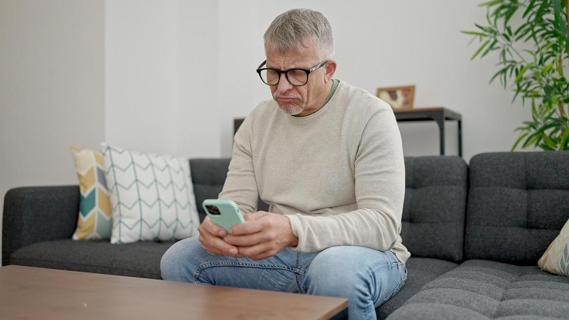 «Жена 25 лет не работала, а тут „по работе“ куда-то исчезла на 4 месяца. Прав ли я, что хочу уйти?»  (Психология)