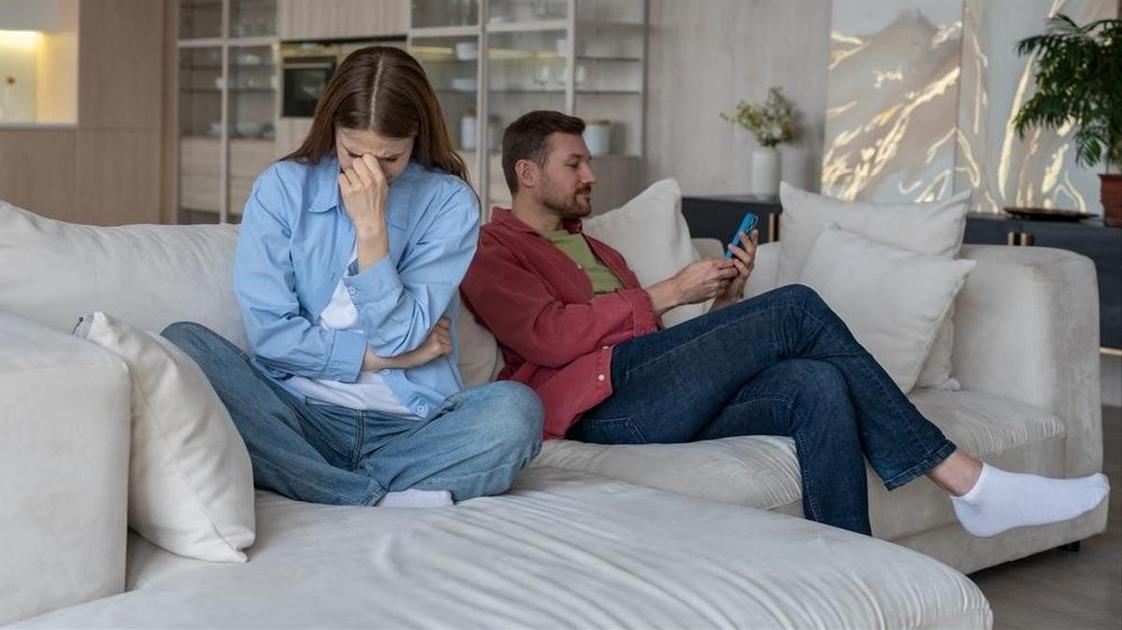 «Муж целыми днями сидит в телефоне, на меня и детей не обращает внимания. Зачем он вообще создавал семью?» (Психология) «Муж целыми днями сидит в телефоне, на меня и детей не обращает внимания. Зачем он вообще создавал семью?» (Психология)