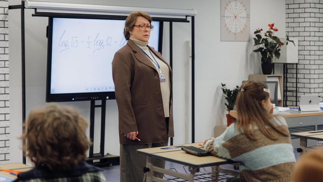 Разбор сериала «Олдскул»: за что комедия об учительнице математики получила народное признание (Психология) Разбор сериала «Олдскул»: за что комедия об учительнице математики получила народное признание (Психология)