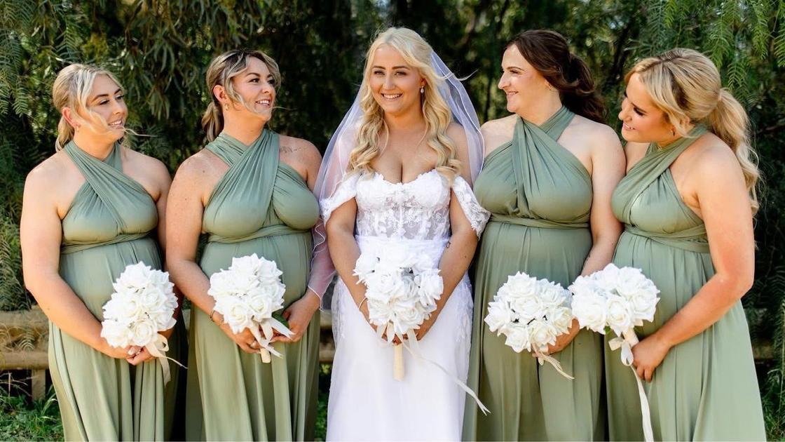 «За что вы их так ненавидите?»: невесту раскритиковали за выбор ужасных платьев для подруг на свадьбу (Психология) «За что вы их так ненавидите?»: невесту раскритиковали за выбор ужасных платьев для подруг на свадьбу (Психология)