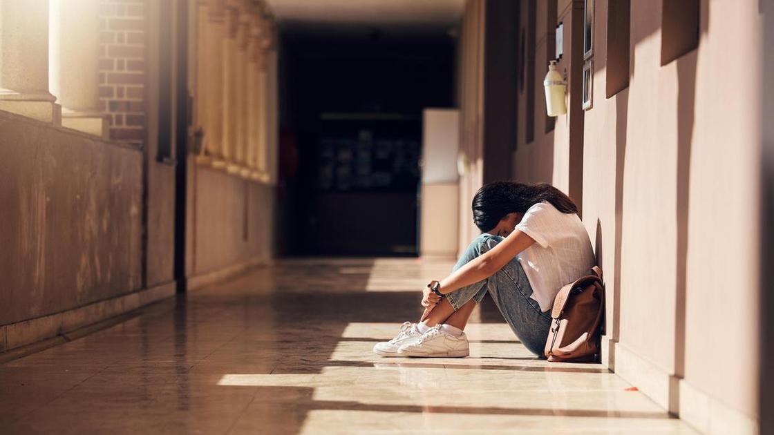 «Прошло 20 лет после окончания школы, где меня буллили, а одноклассники до сих пор странно на меня смотрят» (Психология) «Прошло 20 лет после окончания школы, где меня буллили, а одноклассники до сих пор странно на меня смотрят» (Психология)