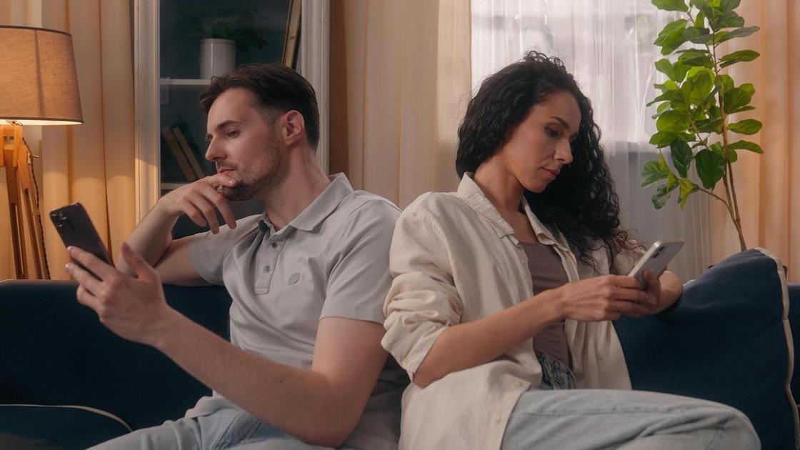 «Два года живем вместе с родителями парня. Из отношений пропали и романтика, и страсть» (Психология) «Два года живем вместе с родителями парня. Из отношений пропали и романтика, и страсть» (Психология)