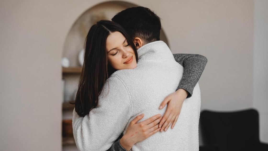 &laquo;Парень намекал на интим, потрогал мою грудь, а потом охладел. Что это значит?&raquo;  (Психология)