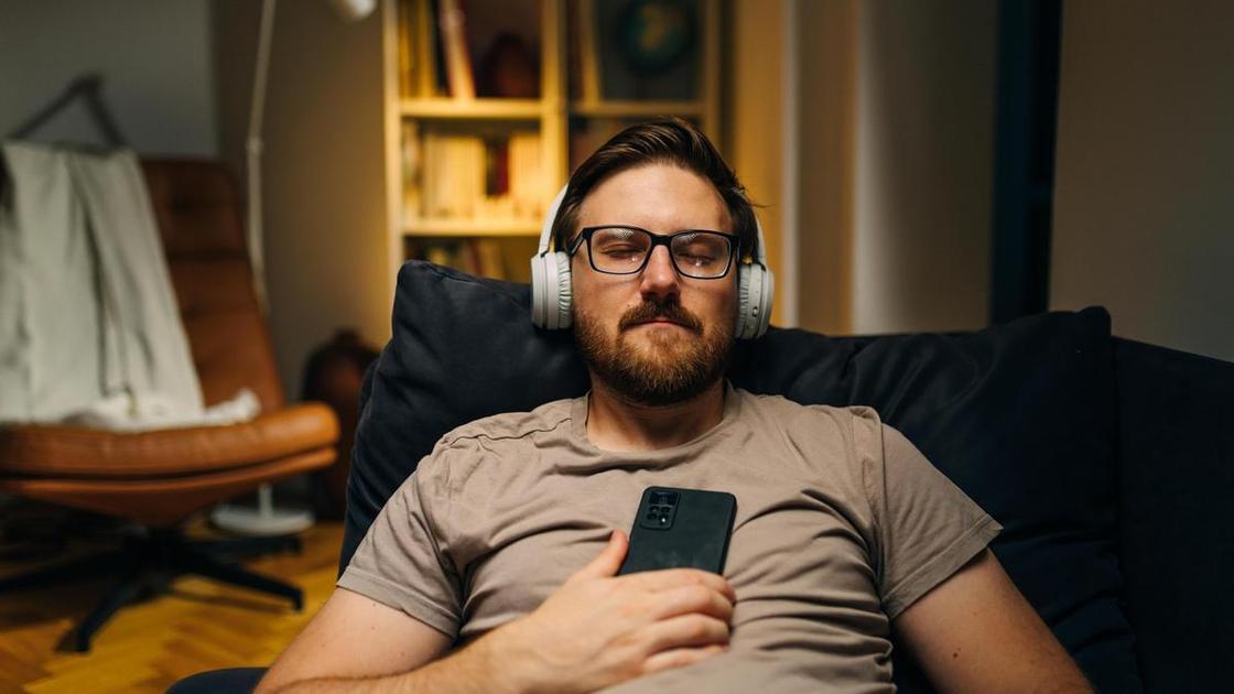 Два меломана из редакции Psychologies выбрали 10 лучших песен 2025 года и спорят о них  (Психология)