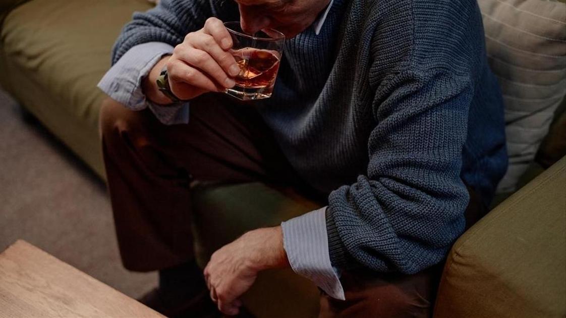 &laquo;Когда выпиваю, поднимается та боль, что я испытывал, когда моя девушка покончила с собой. Но и отказаться от алкоголя не могу&raquo;  (Психология)