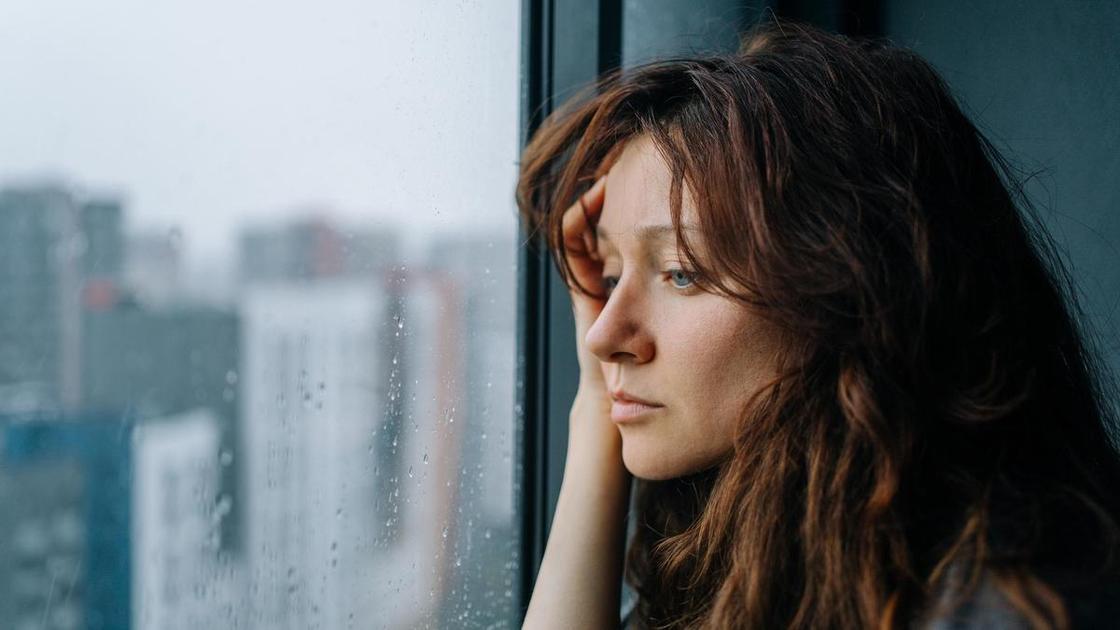 &laquo;За 14 лет мы с мамой сбегали от отца 14 раз. Теперь он умер, а я не могу избавиться от чувства вины&raquo;  (Психология)