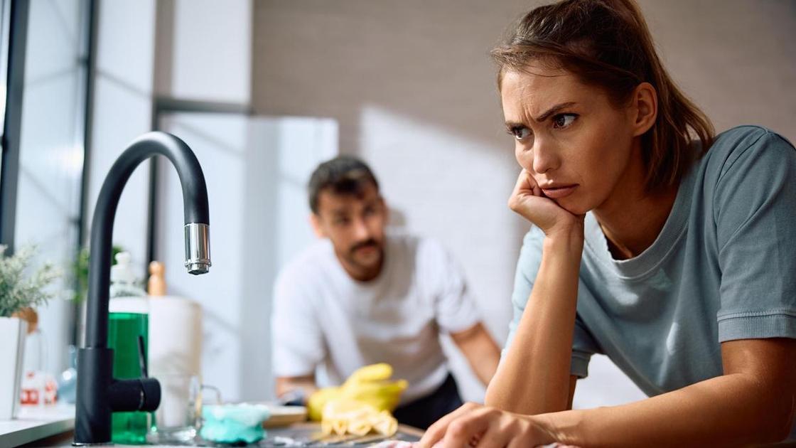 &laquo;Я не твоя сотрудница, и ты мне не начальник&raquo;: конфликт супругов комментирует психолог  (Психология)