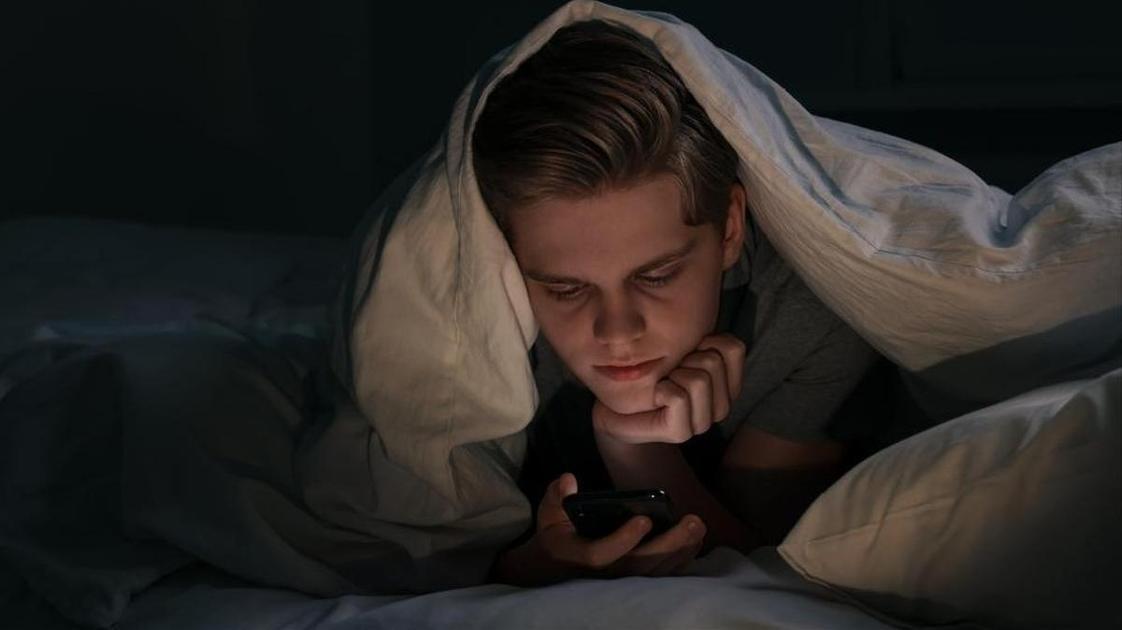 «Сын ночами играет в телефон и иногда приходится будить его, обливая водой. Надоело работать будильником» (Психология) «Сын ночами играет в телефон и иногда приходится будить его, обливая водой. Надоело работать будильником» (Психология)