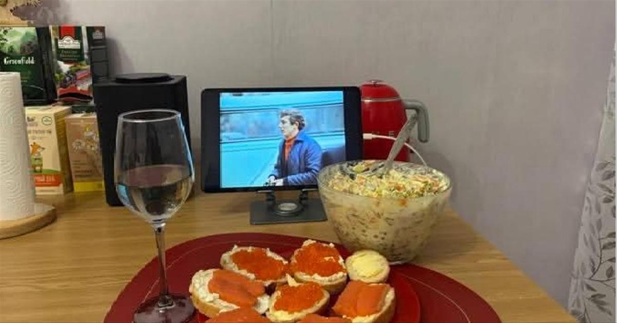 &laquo;Вот стол человека, который отмечает один&raquo;: 15 уютных фото от россиян, встретивших 2026-й без компании  (Психология)
