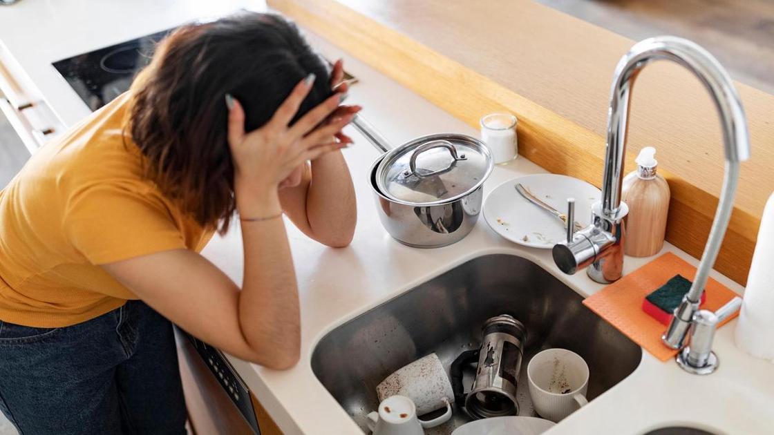 &laquo;Почему меня так раздражают бытовые вопросы? Свекровь посуду не помоет&nbsp;&mdash; я сразу злюсь&raquo;  (Психология)