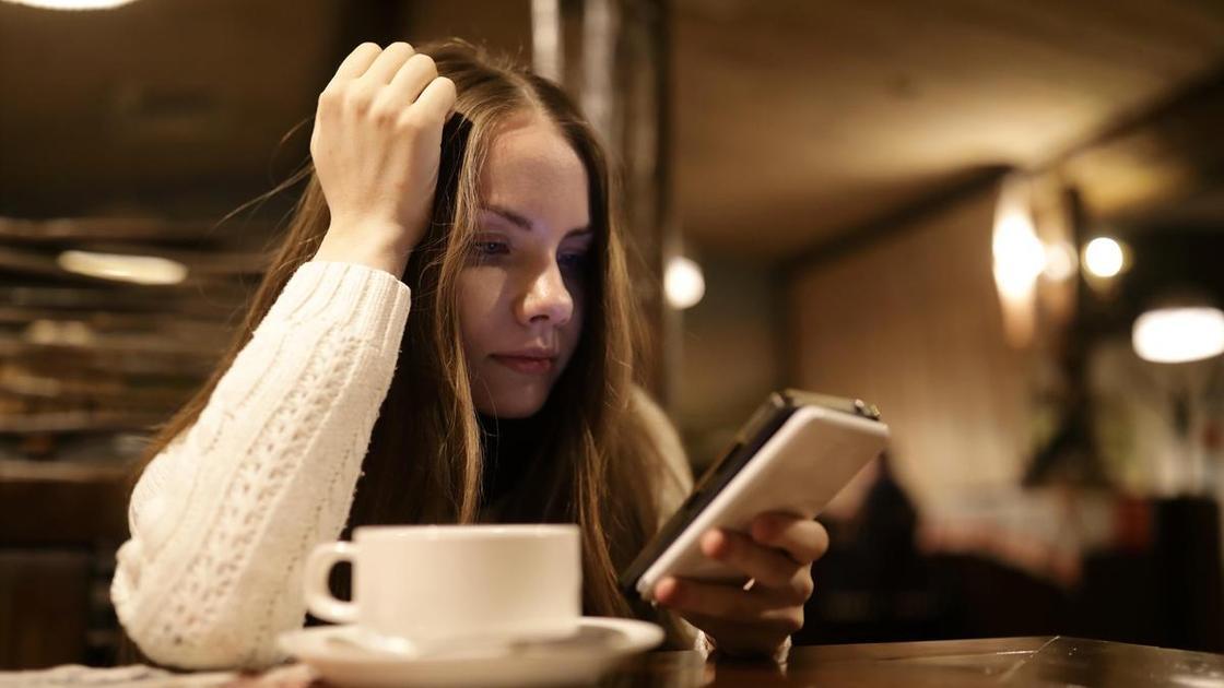 &laquo;Один парень бросил, так как я слишком эмоциональная, другой&nbsp;&mdash; потому что слишком закрытая. Что со мной не так?&raquo;  (Психология)