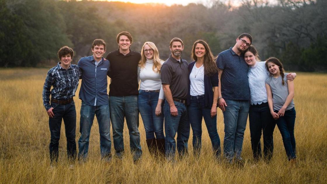 &laquo;Почему я всегда выбираю мужчин из больших кланов с сильными семейными традициями, а потом сбегаю? Все дело в зависти?&raquo;  (Психология)